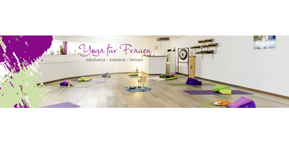 Yogakurs - geeignet für: Anfänger - Deutschland - Das moderne Yogastudio bietet eine wunderbare entspannte Atmosphäre in einem Halbrund. Es ist mit Allem ausgestattet, um dich tief in die Entspannung fließen zu lassen.  - Heilsame Frauenauszeit im Ois is Yoga