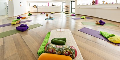 Yogakurs - vorhandenes Yogazubehör: Stühle - Heilsame Frauenauszeit im Ois is Yoga