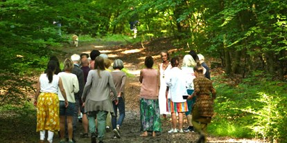 Yogakurs - Kurse für bestimmte Zielgruppen: Kurse für Senioren - Hamburg-Umland - BreathWalk im Sachsenwald 90 min zeitgewöhnt und 180 min zeitverwöhnt