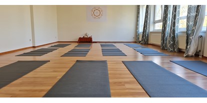 Yogakurs - vorhandenes Yogazubehör: Sitz- / Meditationskissen - Ruhrgebiet - Yogastudio - Präventionskurs Yoga Anfänger