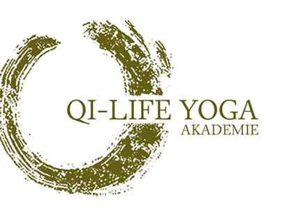 Yogakurs - Ausstattung: Sitzecke - Logo - Qi-Life Yoga