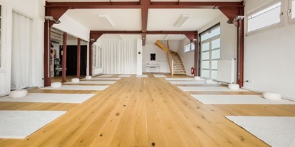 Yogakurs - Ambiente: Große Räumlichkeiten - Much - Klassisches Hatha Yoga