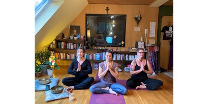 Yogakurs - vorhandenes Yogazubehör: Meditationshocker - Nalini Yoga