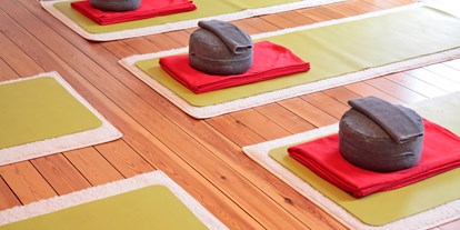 Yogakurs - Kurssprache: Deutsch - Neukirchen-Vluyn - HATHA-YOGA:  

In Deutschland ist Hatha-Yoga der bekannteste und am meisten praktizierte Yoga-Stil. Es ist ein aus Indien stammendes ganzheitliches Übungssystem, das durch die Kombination von Körperübungen (Asanas), Atemübungen (Pranayama) sowie Entspannungs- und Meditationsübungen zu einer wundervollen Entwicklung und Harmonisierung von Körper, Geist und Seele beiträgt.

Muskeln und Bänder werden sanft gedehnt und gestreckt, Wirbelsäule und Gelenke bleiben beweglich, der Kreislauf wird aktiviert und der Stoffwechsel angeregt.

Das Wort HATHA ist aus zwei Teilen zusammengesetzt. HA bedeutet: die Sonne und THA bedeutet: der Mond. Es ist kein Zufall, dass es sich um die gegensätzlichen Himmelskörper Sonne und Mond handelt, denn beim Hatha-Yoga geht es um den Ausgleich der Gegensätze.

Asanas   (Körperstellungen und Körperübungen)
Durch die Asanas wird die Flexibilität des Körpers auf sanfte Weise gestärkt und die Geschmeidigkeit erhöht. Ein neues Körperbewusstsein entwickelt sich, Energieblockaden werden aufgelöst und die Energien (Prana) wieder zum Fließen gebracht. Die inneren Organe werden gestärkt, die Durchblutung des Körpers verbessert und die inneren Heilkräfte aktiviert.

Pranayama  (Atemübungen)
Die Atmung ist die wichtigste Funktion des Körpers. Durch das Atmen nehmen wir Sauerstoff und Lebensenergie (Prana) auf. Viele Menschen atmen zu flach, was eine rasche Ermüdung und Mattigkeit zur Folge hat. Pranayama hilft, zu einer natürlichen Atmung zurückzukehren und den Körper wieder ausreichend mit Sauerstoff und Prana zu versorgen.

Shavasana  (Tiefenentspannung)
Mit der Tiefenentspannung wird das Immunsystem gestärkt und Stresshormone abgebaut. Körper und Geist werden systematisch entspannt und kommen zur Ruhe.

Meditation
Durch die Meditation wird der Geist in die Stille geführt. Innere Ruhe, Entspannung, geistige Kraft und Ausgeglichenheit stellen sich ein. - Sabine Cauli   Yoga & Klang - Wege zur Entspannung