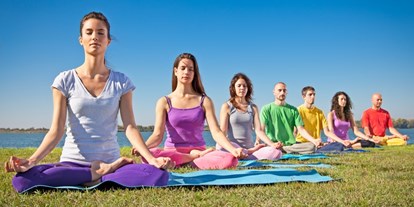 Yogakurs - Yogastil: Yin Yoga - Neukirchen-Vluyn - YOGA GANZ PRIVAT:  

Dieses Event richtet sich an Menschen die sich kennen, die Lust auf Yoga haben und dabei gerne unter sich sein möchten (z.B. Freundinnen, Freunde, Familien, Paare, Menschen im reifen Alter, Menschen mit Bewegungseinschränkungen, Arbeitskollegen/innen usw.).

In diesem ausgewählten Kreis und in angenehmer Atmosphäre können die Teilnehmer die ganzheitliche, entspannende und gesundheitsfördernde Wirkung des Yoga auf besondere Weise erleben.

Die Teilnehmer müssen sich nicht an vorgegebene Termine halten, sondern können mit mir einen Wunschtermin vereinbaren. Es ist außerdem möglich, ganz gezielt und sehr individuell auf Wünsche und Themen der jeweiligen Gruppe
(4 bis 6 Teilnehmer) einzugehen.

Termin nach Vereinbarung ! - Sabine Cauli   Yoga & Klang - Wege zur Entspannung
