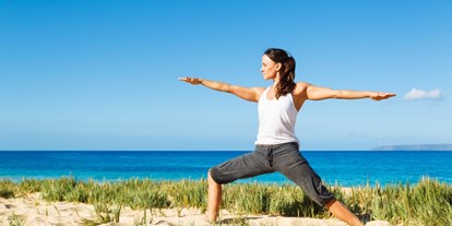 Yogakurs - Neukirchen-Vluyn - YOGA IM FREIEN:  

Die Erde unter den Füßen spüren, die Sonnenstrahlen in das Herz hinein lassen und wahrnehmen, wie der Wind ganz sanft die Haut streichelt.

Yoga im Freien ist herrlich und tut sehr gut. Es ist eine wunderbare Erfahrung, Körper und Natur in Einklang zu bringen.

Die Teilnehmer erleben beim Yoga, wie sich der Körper stabilisiert und wie er sich im Inneren beruhigt. Die Natur unterstützt diese Wirkung, so dass Yoga noch intensiver empfunden wird. Dies wird auch dadurch verstärkt, weil unter freiem Himmel mehr Lebensenergie als in geschlossenen Räumen getankt werden kann. Zusätzlich wirken der Anblick von frischem Grün, blauem Himmel und der Geruch der Erde sehr heilsam auf Geist und Seele.

Siehe Homepage:  "TERMINE" ! - Sabine Cauli   Yoga & Klang - Wege zur Entspannung