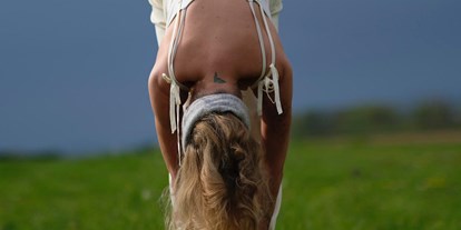 Yogakurs - vorhandenes Yogazubehör: Decken - Hessen - Billayoga: Hatha-Yoga-Flow in Felsberg, immer freitags 18 Uhr