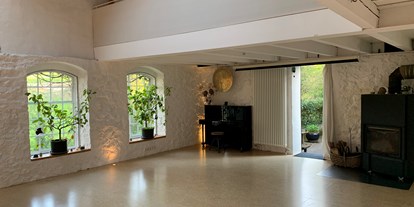 Yogakurs - Erreichbarkeit: sehr gute Anbindung - Wuppertal Cronenberg - Yogaraum Bausmühle Übungsfläche mit Kamin - Yogakurs in der Bausmühle Solingen