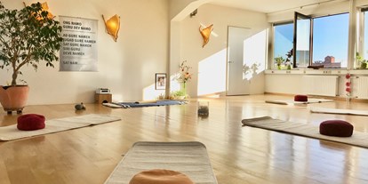 Yogakurs - Ausstattung: kostenloses WLAN - Bremen-Umland - Willkommen in diesem wunderschönen lichtdurchfluteten Yogaraum mit guter Akkustik und heilsamer Energie. - Kundalini Yoga (auch für Männer) 