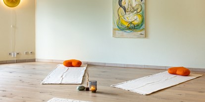 Yogakurs - vorhandenes Yogazubehör: Yogablöcke - Deutschland - EssenzDialog®NLsP Coaching Ausbildung - NLP- mediale Beratung - Aufstellungsarbeit- Heilyoga