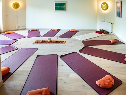 Yogakurs - Inhalte für Zielgruppen: Barrierefreies Yoga - Deutschland - Eine intensive Reise durch die 7 Chakren mit Heilyoga nach Jeannette Krüssenberg