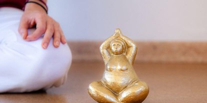 Yogakurs - geeignet für: Anfänger - Sauerland - Herzlich Willkommen bei Yoga mit Melli ∣ Curvy Yoga für Frauen mit Größe - Curvy Yoga für Frauen mit Größe (Online-Kurs)