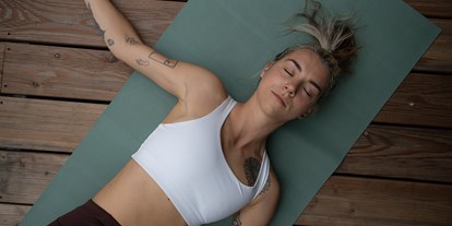 Yogakurs - Kurse für bestimmte Zielgruppen: Feminine-Yoga - Österreich - Twisting Roots Yoga