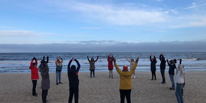 Yogakurs - geeignet für: Männer - Morgen-Routine, vor dem Frühstück noch  an den Strand.
Die herrliche salzhaltige Meeresluft eignet sich hervorragend, für Bewegung und Pranayama (Atemübungen). - 6 Tage Soul Time an der Nordsee - mit Yoga und Wandern im Mai