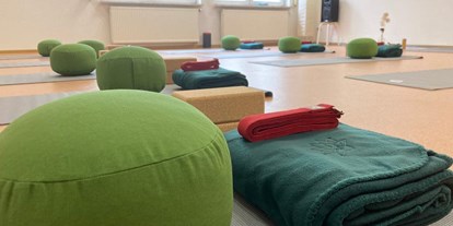 Yogakurs - vorhandenes Yogazubehör: Decken - Thüringen Süd - Yoga in Bad Liebenstein • Alina Sauer (Yogalehrerin BDY 800h)