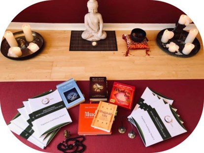 Yogakurs - Ausstattung: Yogabücher - Qi-Life Yogalehrer Ausbildung 220h