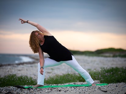 Yogakurs - Anzahl der Unterrichtseinheiten (UE): 200 UE - Anja Steinmetz Yoga, Side Warrior Asana - 200Std.+ Yogalehrer*innen & Resilienztrainer*innen Ausbildung