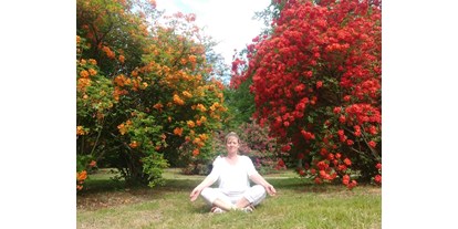 Yogakurs - Erfahrung im Unterrichten: > 250 Yoga-Kurse - Deutschland - Das wahre Selbst im Inneren erkennen...
Im "Jetzt", mit jedem Ein- und Ausatmen, den neutralen Geist erfahren...
Sat Nam... - Kundalini Yoga: Yoga des Bewusstseins