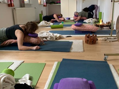 Yogakurs - vorhandenes Yogazubehör: Stühle - Hessen Nord - Yin Yoga . ein sicherer Raum, in dem Menschen sich mit ihrem Körper und Geist verbinden können - Raum für TriYoga in Hanau CorinaYoga
