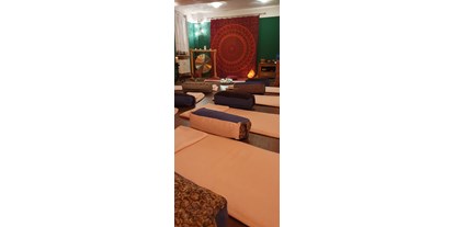 Yoga course - Kurse für bestimmte Zielgruppen: Kurse für füllige Menschen - Satya-Yoga-Halle