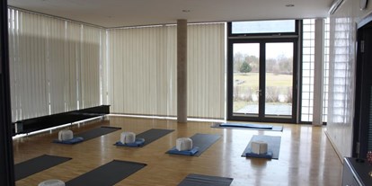 Yogakurs - vorhandenes Yogazubehör: Yogablöcke - Günzburg - Der Übungsraum im Glashaus der Georg Simnacher Stiftung. - Maitreya Yoga Schule