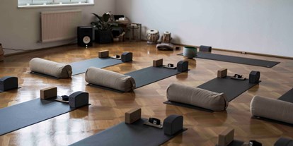 Yogakurs - vorhandenes Yogazubehör: Decken - Österreich - Manas Yoga Raum 1 - Manas Yoga