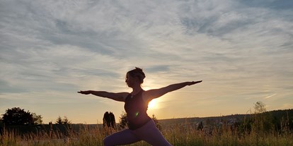 Yogakurs - Ambiente: Gemütlich - Pfalz - Krieger II - Hatha Yoga - Präventionskurs - Birgit Schaz - PraxisBewusstSein