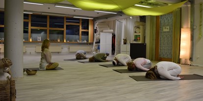 Yogakurs - spezielle Yogaangebote: Yogatherapie - Hamburg-Stadt Uhlenhorst - grosszügiger und heller Yogaraum - Yoga Feelgood