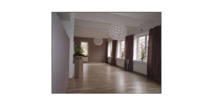 Yogakurs - Yogastil: Hormonyoga - Schleswig-Holstein - Schöner großer Raum mit Fußbodenheizung  - Art of Balance