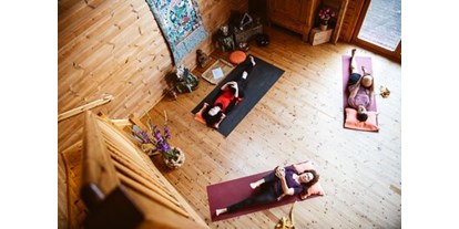 Yogakurs - vorhandenes Yogazubehör: Meditationshocker - Lüneburger Heide - Hatha-Yoga-Kurs