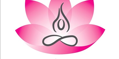 Yogakurs - Art der Yogakurse: Probestunde möglich - Greifswald - Lotusblüte in pink mit Karikatur von einem Yoga-Praktizierende in der Mitte - Yoga in Greifswald