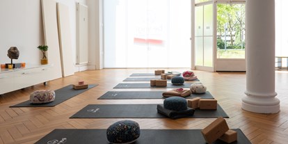 Yogakurs - Ausstattung: Yogabücher - Karlsruhe Innenstadt-Ost - be yogi Ayurveda- und Yoga-Shala-la