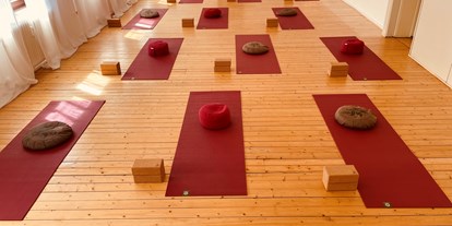 Yogakurs - vorhandenes Yogazubehör: Meditationshocker - Yogastudio 
Glücks Raum Gefühl 
Yoga mit Anjana Vera - Vera Kern-Schunk YogaStudio GlücksRaumGefühl