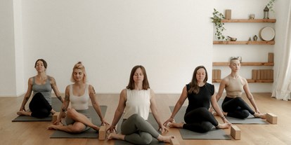 Yogakurs - vorhandenes Yogazubehör: Meditationshocker - Augsburg - Yoga Studio Wolke34