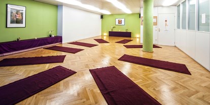 Yogakurs - Puchenau - LEBENSRAUM LINZ, Dinghoferstr. 38, 4020 Linz, im Innenhof rechts halten - Nityananda Priesner