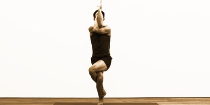 Yogakurs - Horben - Garudasana (Adler): Balance und Zentrierung - Daniel Weidenbusch