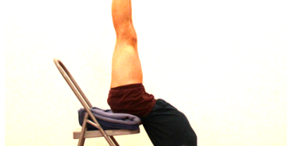 Yogakurs - Kurssprache: Englisch - Schwarzwald - Salamba Sarvangasana (Schulterstand) mit Stuhl: Umkehrhaltung, Brustkorböffnung, Schulter- und Nackendehnung, Regeneration und Introspektion - Daniel Weidenbusch