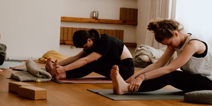 Yogakurs - vorhandenes Yogazubehör: Yogagurte - Inner Flow Yogalehrer Ausbildung Wolke34