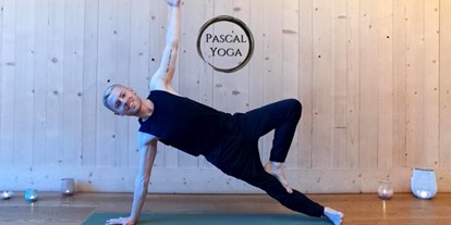 Yogakurs - Zertifizierung: 800 UE BYV - Zürich - Pascal beim Asanas praktizieren - Sanftes Yoga und Yoga im Hegnerhof Kloten