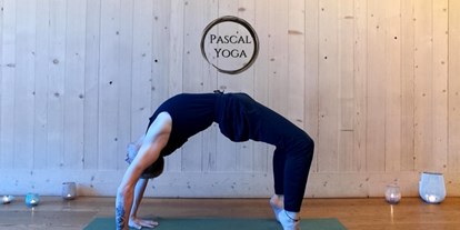 Yogakurs - geeignet für: Anfänger - Regensdorf - Pascal beim Asanas praktizieren - Sanftes Yoga und Yoga im Hegnerhof Kloten
