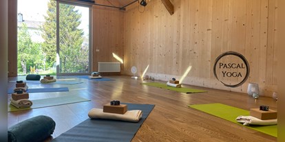 Yoga course - Zertifizierung: 400 UE BYV - Yogaraum im wunderschönen Hegnerhof Kloten, eingerichtet für eine Yogastunde in der Gruppe. - Sanftes Yoga und Yoga im Hegnerhof Kloten
