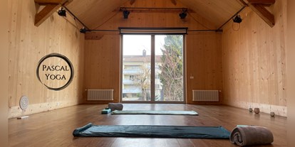 Yogakurs - Zertifizierung: 400 UE BYV - Yogaraum im wunderschönen Hegnerhof Kloten, eingerichtet für eine Privatstunde. - Sanftes Yoga und Yoga im Hegnerhof Kloten