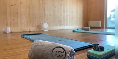 Yoga course - Zertifizierung: 400 UE BYV - Yogaraum im wunderschönen Hegnerhof Kloten, eingerichtet für eine Privatstunde. - Sanftes Yoga und Yoga im Hegnerhof Kloten