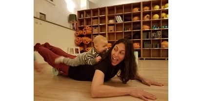 Yogakurs - Ambiente: Große Räumlichkeiten - Augsburg - Yoga in Augsburg. Simone Reimelt. Yin | Schwangere | Mamas mit Baby