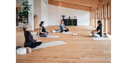 Yogakurs - vorhandenes Yogazubehör: Decken - Österreich - Yogakurs für Schwangere im Salzburger Flachgau (hier: inama Institut in Seeham) - LisaYoga – Yoga mit Herz