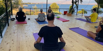 Yogakurs - Unterbringung: Einbettzimmer - Unsere Yoga-Plattform mit Blick aufs Meer - 300-Stunden Yogatherapie-Kurs mit 500h Master-Yogalehrer Zertifizierung der YAI (Yoga Alliance International)
