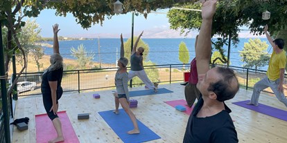 Yogakurs - Ausbildungssprache: Englisch - Unsere Outdoor Yoga-Plattform mit Blick aufs Meer - 300-Stunden Yogatherapie-Kurs mit 500h Master-Yogalehrer Zertifizierung der YAI (Yoga Alliance International)