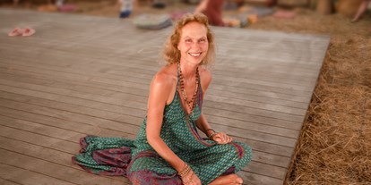 Yogakurs - Yogalehrer:in - Düsseldorf - Sylvia-Saida after Yoga 2023 - Hatha Yoga mit Einflüssen aus anderen Yoga Stilen, wie TriYoga, Kriya Yoga, Iyengar Yoga, Hormon Yoga & LachYoga