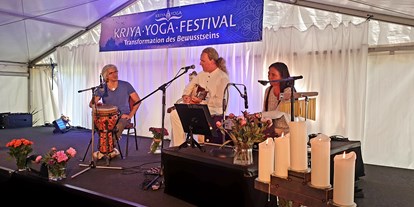 Yoga course - Räumlichkeiten: Turnhalle / Messehalle / Saal - Kriya Yoga Festival 2024 - Transformation des Bewusstseins