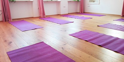 Yogakurs - Leimen (Rhein-Neckar-Kreis) - Der Raum ist sehr angenehm und hat Fußbodenheizung. Im Schnitt üben wir in kleinen Gruppen mit bis zu 6 Teilnehmern. - adhikāra Yogastudio